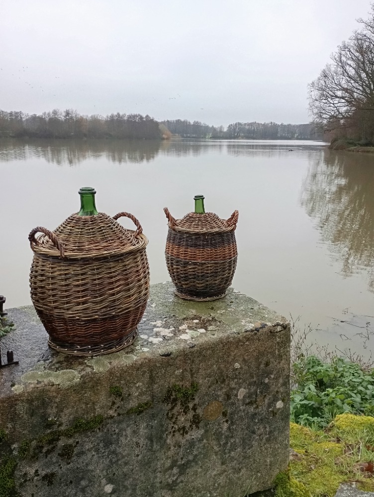 Panier en osier avec verre